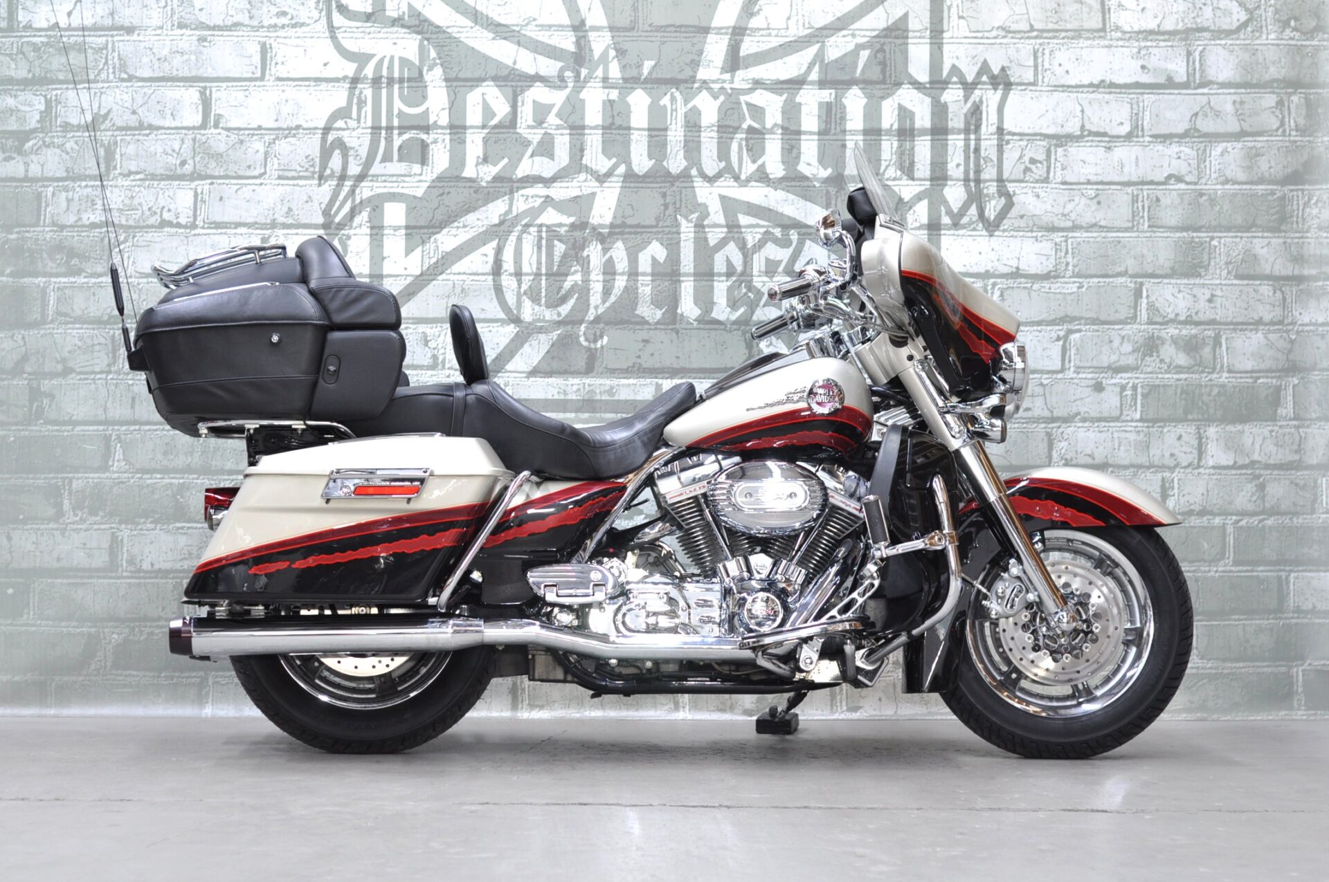 2006 Harley-Davidson CVO Ultra Classic FLHTCUSE